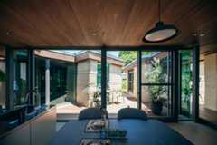 ダイニングには中庭が見える大窓が配されている。外からの目線を遮りつつ開放感を持たせる都市型の間取りを意識（写真撮影／中川千代美）