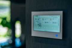 スマホで一元管理・見える化できるため、屋外からの操作も可能（写真撮影／中川千代美）