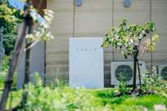 テスラの蓄電池『パワーウォール』。蓄電容量は13.5kWh、出力は5kWと大容量、高出力を誇る。こちらもスマートフォンのアプリで監視や操作が可能（写真撮影／中川千代美）