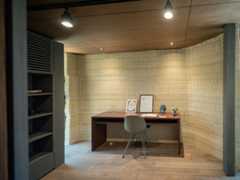 書斎は落ち着いた空間に。空間を壁で仕切るのではなく、部屋ごとに造形しているクラスター型の間取りも新しい（写真撮影／中川千代美）