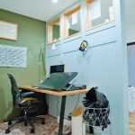 広い家へ引越す、は古い？ 近所にもう1部屋借りる「近距離2拠点」という選択肢。8畳1Kがリノベで最高の仕事場に！ イラストレーター・てらいまきさんに聞く