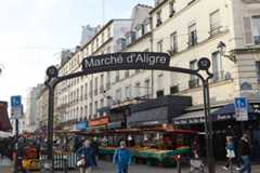 アリーグルの市場。食品の市場と、蚤の市がある（撮影／Manabu Matsunaga）