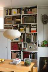 本とオブジェ、植物が共存するリビング。スタイルも時代もさまざまなものたちが、調和しつつ、そこにある（撮影／Manabu Matsunaga）