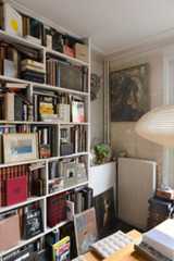 隙間なく本で埋め尽くされた本棚、そのそばに木製の仏像、その足元には現代アート。一見関連のなさそうに見えるものたちが、違和感なくそこにある（撮影／Manabu Matsunaga）