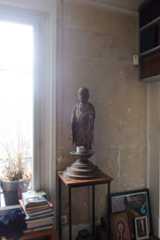 日本から持ち帰った木製の仏像。日本の古美術は日本で購入し、スーツケースに入れて持ち帰ったものばかり（撮影／Manabu Matsunaga）