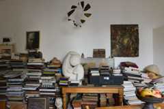 本が重なり合うリビングのコーナー。乱雑な印象にならないのは、中央にある白い40年代オブジェの効果か？（撮影／Manabu Matsunaga）