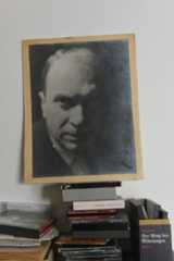 モノクロ写真のポートレートは、アリーグルの市場で購入した。身内でもなければ著名人でもないが、顔が気に入っている（撮影／Manabu Matsunaga）