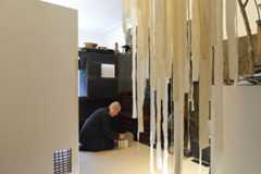 桜の木で作った「紙の木」を、日本コーナーの入り口に。ドアや壁をつくらずとも、「紙の木」が精神的な仕切りとなっている（撮影／Manabu Matsunaga）