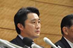 判決言い渡しは4時間にも及んだが、内容は検察以上に検察寄りだった。疲れ切った表情の石川議員。（26日夕、衆院会館。写真：筆者撮影）
