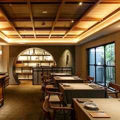 "Refined Modern Space in Minami-Azabu: Enjoying the Mixture of Japanese and Chinese Elements"