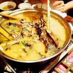 裏メニュー№2！時間と材料があれば仕込む烏骨鶏の参鶏湯