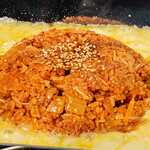 締めのチーズポックンパップ（締めのチーズ焼きおじや）写真は2人前