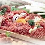  厳選した黒毛和牛1078円～(1人前80g） ハーフサイズも用意しました。