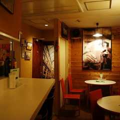 カウンター席は出来たてピッツァがすぐに届く特等席♪