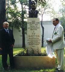 Dr. Glatz Ferenc és dr. Istvánfi Csaba avatta fel a TF alapítójának szobrát (1994)