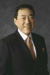 Charles Wang of the New York Islanders poses for a portrait on Sept. 15, 2003 at Nassau Coliseum in Uniondale, New York. (Photo by Getty Images)