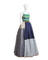 Elevator Pad Gown, grosgrain-ribbon bodice, quilted silk and lamb’s-wool skirt, spring 2005. Photograph © Jason Frank Rothenberg. Workhorse elevator padding used by movers inspired Mizrahi. He appropriated the quilting technique, but elevated the shipping blanket in a patchwork of blue, green, gray, and silver silk. The bodice was shaped from grosgrain ribbons, using heat molding.