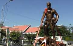 Saman Kunan’s bronze statue arrives in Chiang Rai | Thaiger