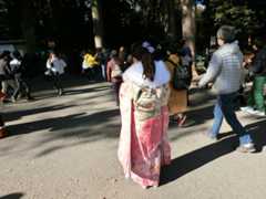 Japanerin mit einem Furisode (Rückseite)