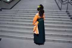 Eine Japanerin mit Kimono und Hakama (Rückseite)