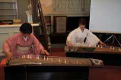 Zwei Japanerinnen bei einem Auftritt mit der Koto im Iromuji.