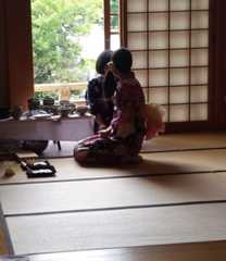 Japanerinnen mit Kimono bei einer Teezeremonie