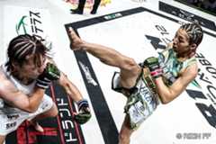 大島沙緒里(左)を果敢に攻める伊澤星花