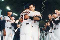 引退セレモニー後に長嶋監督（左）と抱き合う原（1995年10月、東京ドーム）　