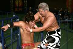 試合後、場外でも激しくやり合ったYuto-Ice(右)と上村優也