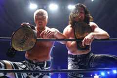 初挑戦でＩＷＧＰタッグ王座を獲得したK.O.BのYuto―ICE（左）とOSKAR