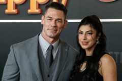 映画「ハッピー・ギルモア２」のプレミアに出席したジョン・シナ。右は妻のシェイさん（ロイター）