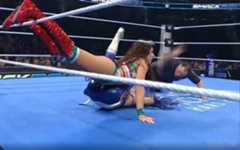 チェルシー・グリーン（上）の〝反則フォール〟で敗れたジュリア（©AbemaTV, Inc.）