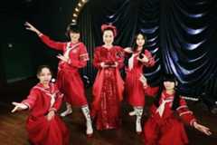 バーチャル美空ひばりとコラボした新しい学校のリーダーズ（ⒸＢＳ日テレ）