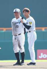 ヘッドスライディングを見せた亀山努氏