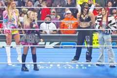 シャーロット(左)とアレクサ(左から２人目)の登場に、笑顔のイヨ(右)とリアだったが…（©AbemaTV,Inc.）