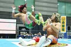 高橋ヒロム(左)の攻めたてられた棚橋弘至