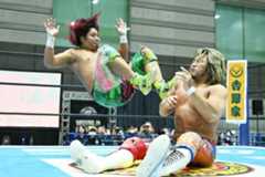 高橋ヒロム(左)の攻めたてられた棚橋弘至