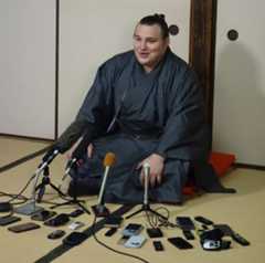 優勝一夜明け会見を行った安青錦