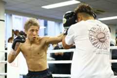 ピカソ戦に向け、順調に仕上げている井上尚弥(左)