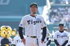 ファン感謝デーであいさつする藤川球児監督