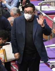  機嫌よさそうにファンに手を振った元朝青龍だったが…（東スポWeb）