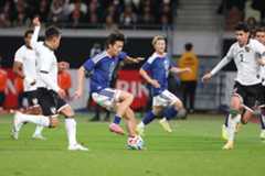 相手に囲まれながらもゴールを決めた中村敬斗