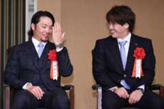 伊藤大海(左)と伏見寅威