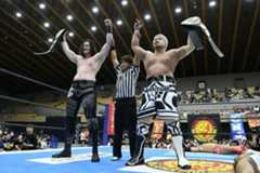 ベルトを誇示するYuto-Ice(左)ととOSKAR