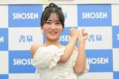 野球好きとあって、素振りのポーズも披露したロージークロニクル・橋田歩果