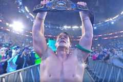 グランドスラムを達成し花道でICベルトを掲げるジョン・シナ（©AbemaTV,Inc.）