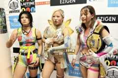 トリオで勝利を飾った山岡聖怜(左)、UN王者・ビクトリア弓月(中)、Ｓフライ級王者・岩谷麻優