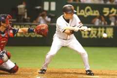 バントを決める川相（2003年8月、東京ドーム）