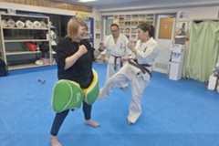 堀田祐美子（左）と空手特訓を敢行した青野未来（右）、奥は金子会長