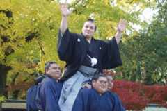 部屋の力士が組む騎馬に乗る安青錦